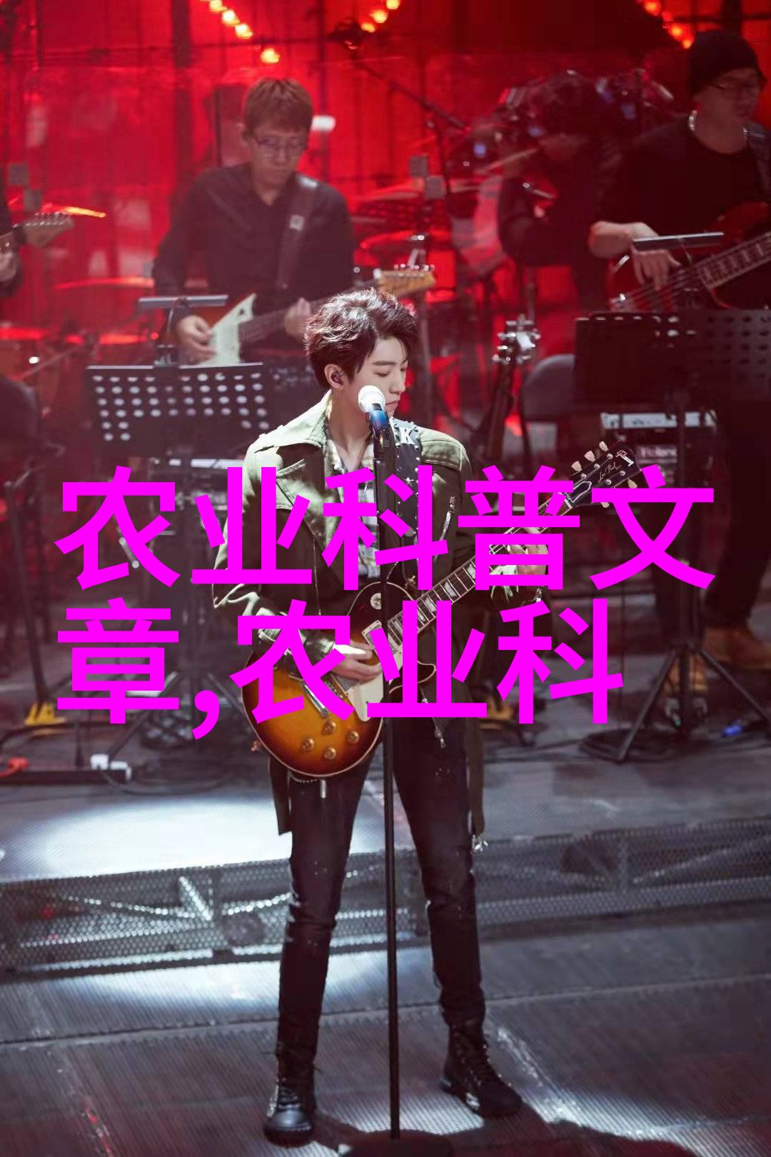 铁牛在田野拖拉机的辛勤劳动与农业进步