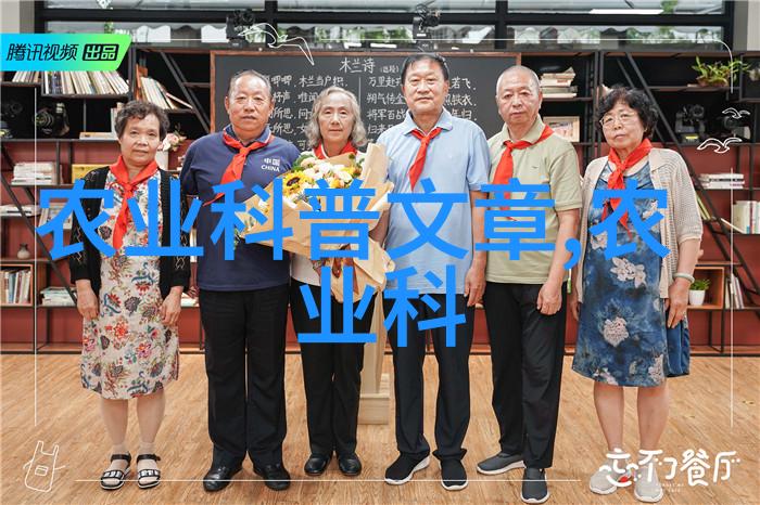 机械手助力给示范户讲解秋种知识与农业机械应用