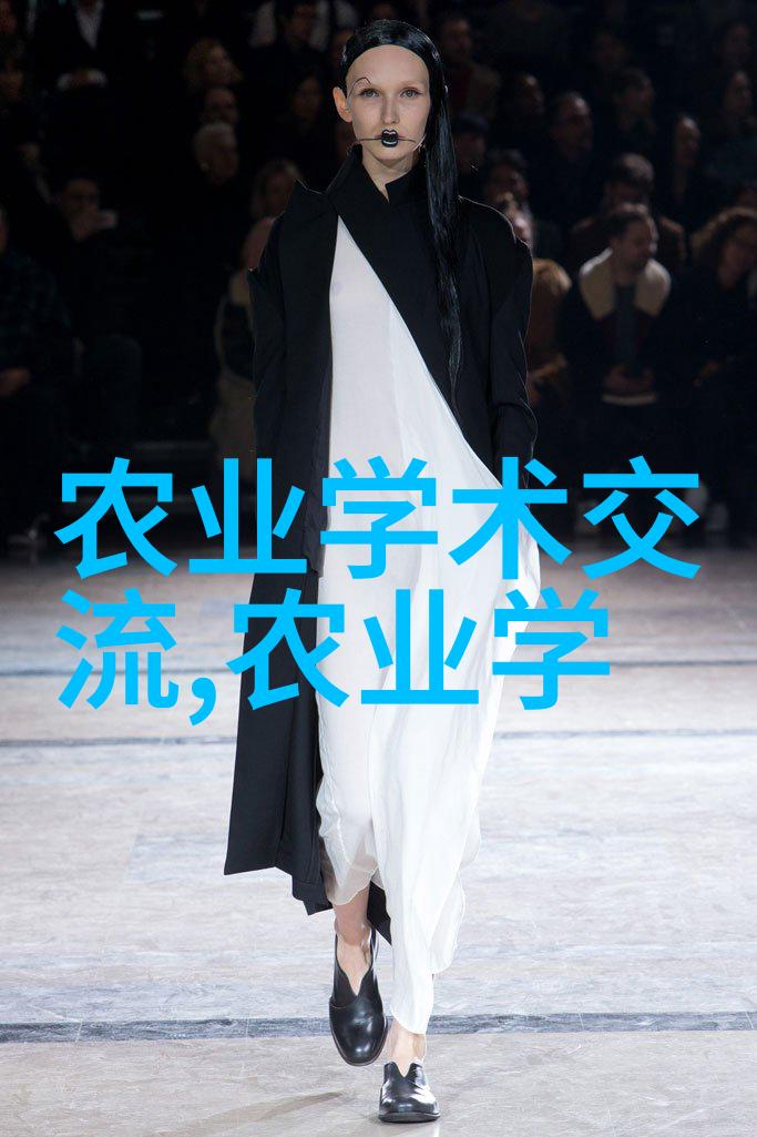 机具齐备农田的机械化新篇章