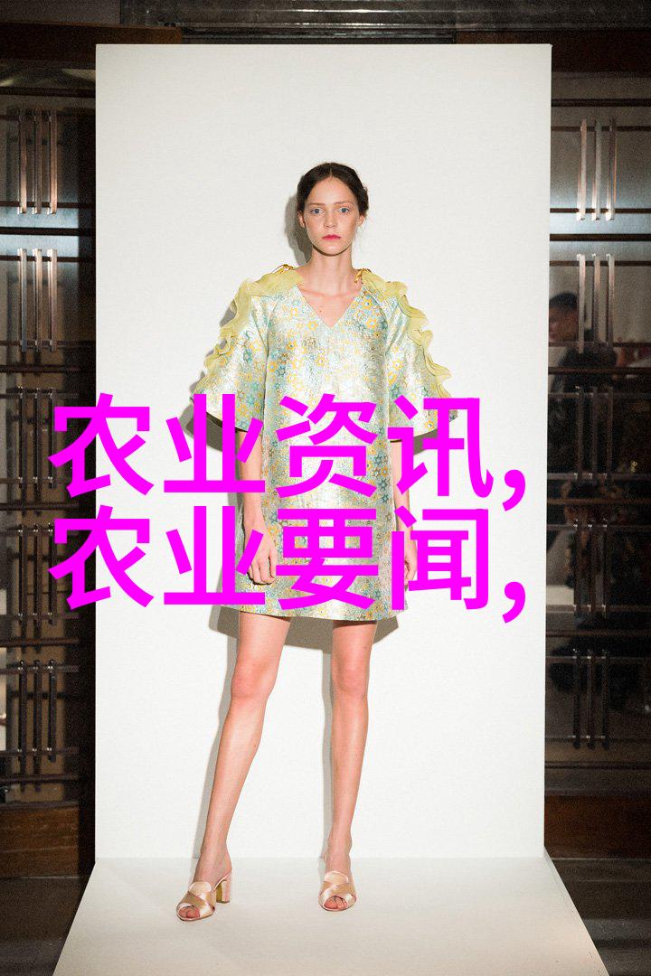 给示范户讲解秋种知识和农业机械知识100马力履带式旋耕机价格如何
